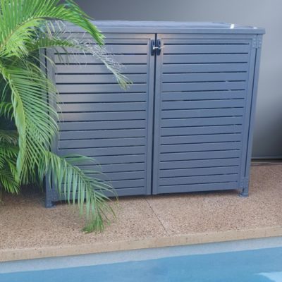 Is your pool equipment protected against the winter chill? Keep the winter blues away with a SlatMe pool pump cover. It's like a warm hug for your pool 🤗